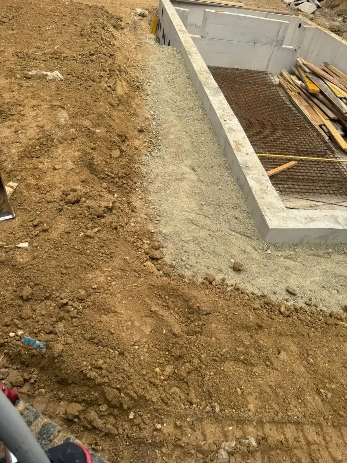 Bagger der EMK bei Aushub und Erdarbeiten auf einer Baustelle