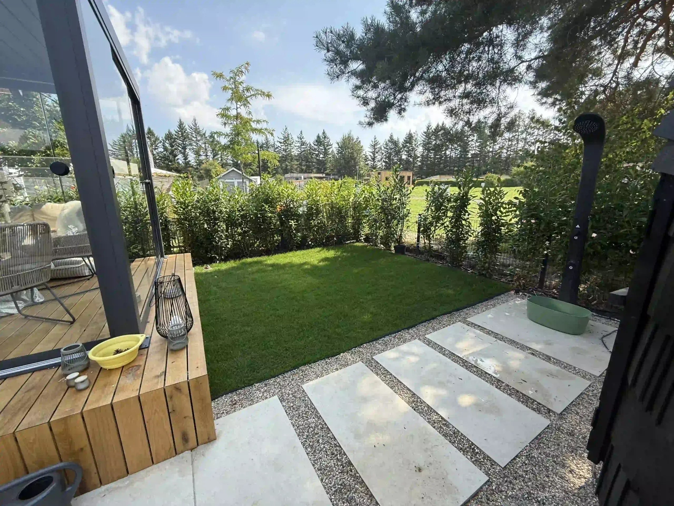 Fertig gestalteter Garten mit Terrasse und Rasen